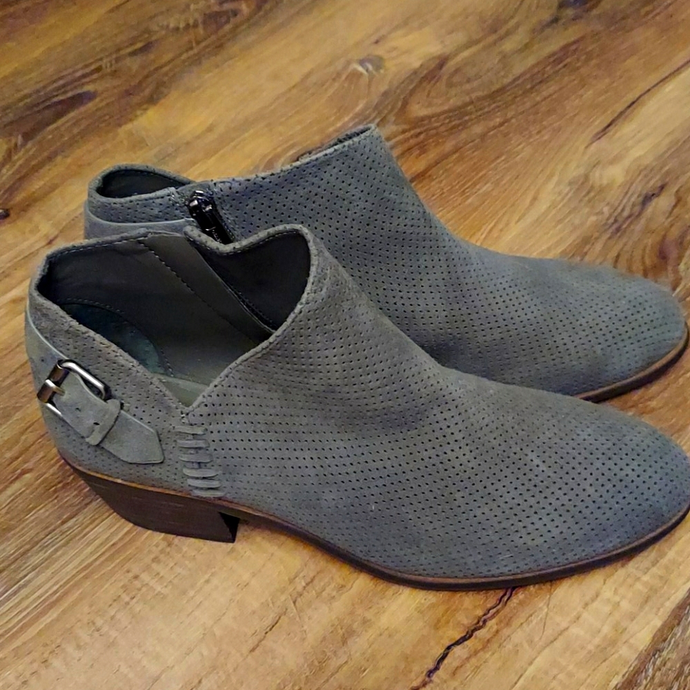 Vince Camuto Parveen Suede Booties 8M Gray.